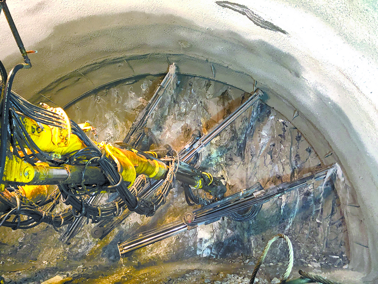 락볼트 천공 모습. 락볼트란 터널 굴착 시 암반에 구멍을 뚫고 끼워 넣는 철근 볼트로, 암반 지지력을 강화시켜 터널 붕괴를 막습니다